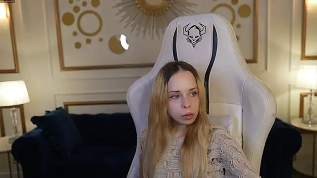 Snapshot of Luchi_Sun chatting on 11.03.25 Luchi Sun online show from 11.03.25