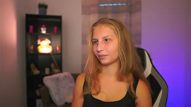 Snapshot of emmie_murray chatting on 10.25.25 emmie murray online show from 10.25.25