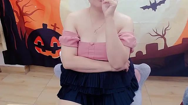 Snapshot of Lilya_39 chatting on 10.31.25 Lilya 39 online show from 10.31.25