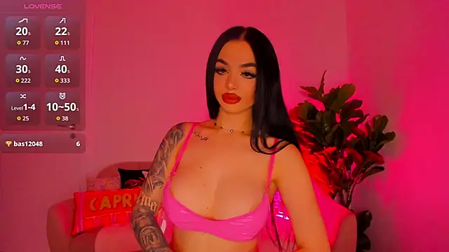 Snapshot of TiaBelle chatting on 10.30.25 TiaBelle online show from 10.30.25