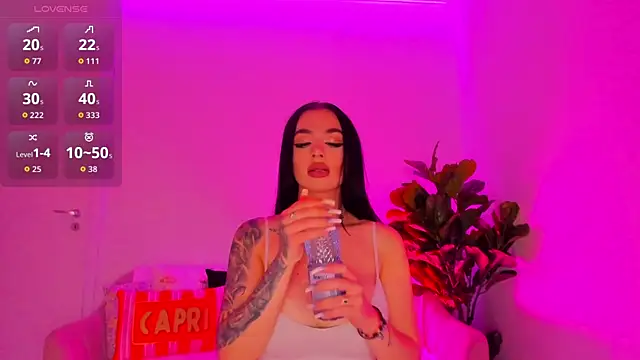 Snapshot of TiaBelle chatting on 11.10.25 TiaBelle online show from 11.10.25