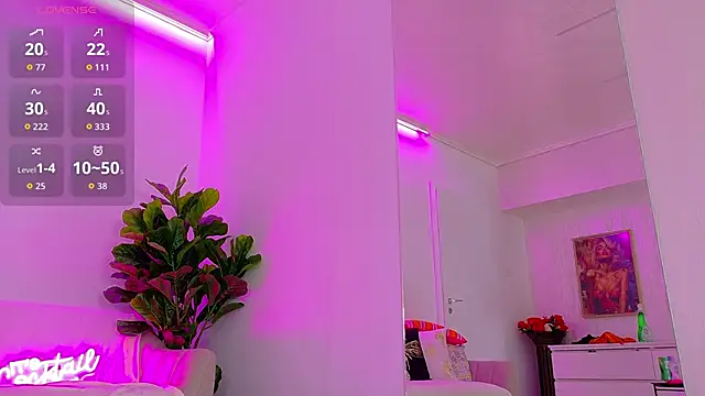 Snapshot of TiaBelle chatting on 11.18.25 TiaBelle online show from 11.18.25