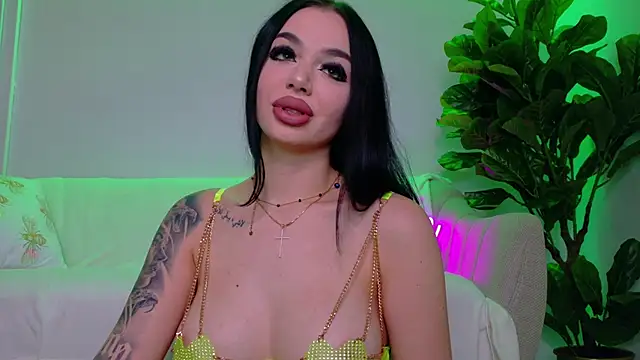 Snapshot of TiaBelle chatting on 11.29.25 TiaBelle online show from 11.29.25