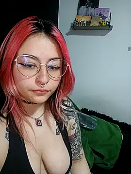 Snapshot of Iluromi chatting on 10.25.25 Iluromi online show from 10.25.25