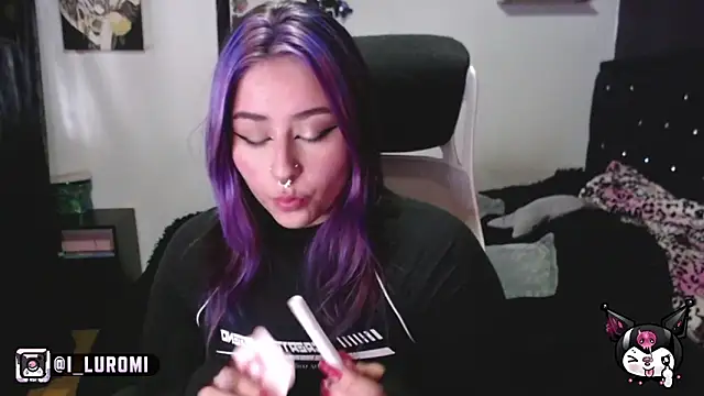 Snapshot of Iluromi chatting on 11.14.25 Iluromi online show from 11.14.25