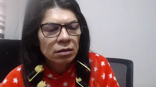 Snapshot of abrilsex23 chatting on 11.28.25 abrilsex23 online show from 11.28.25