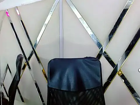 AuroraRoss online show from 11.04.25