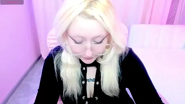 Snapshot of JuliaSharkk chatting on 10.25.25 JuliaSharkk online show from 10.25.25