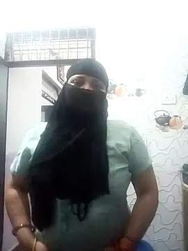 Snapshot of House_Wife19 chatting on 10.05.25 House Wife19 online show from 10.05.25