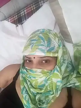 Snapshot of House_Wife19 chatting on 10.06.25 House Wife19 online show from 10.06.25