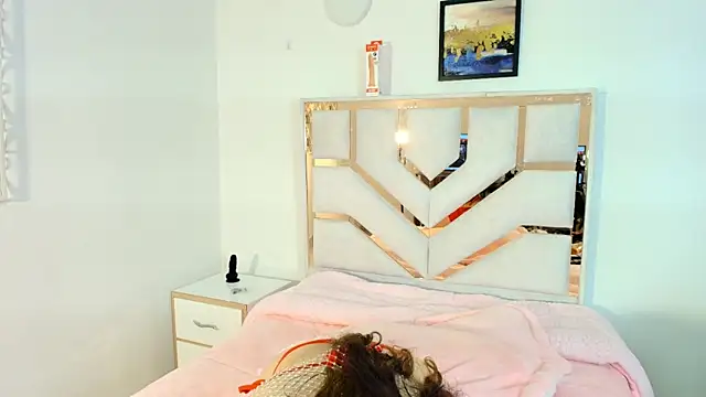 Snapshot of MarcelaNast chatting on 11.29.25 MarcelaNast online show from 11.29.25