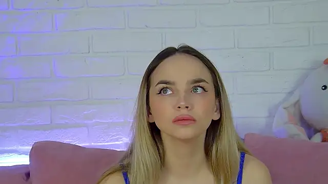 Snapshot of AnitaVenture chatting on 11.26.25 AnitaVenture online show from 11.26.25