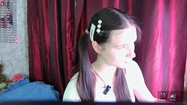 Snapshot of LolaVibe chatting on 11.10.25 LolaVibe online show from 11.10.25