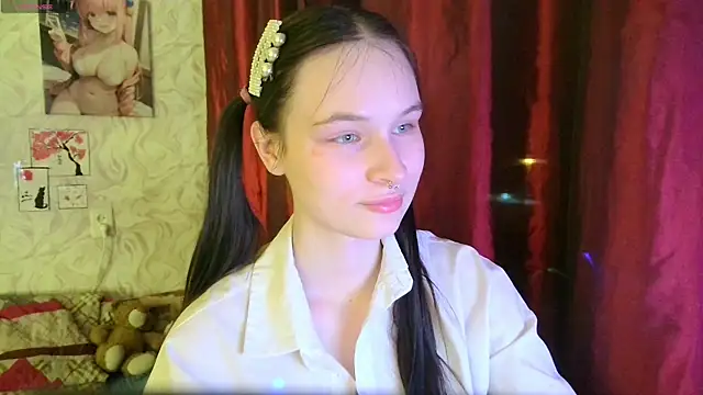 Snapshot of LolaVibe chatting on 11.12.25 LolaVibe online show from 11.12.25