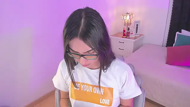 Snapshot of cherrylady_02 chatting on 10.06.25 cherrylady 02 online show from 10.06.25