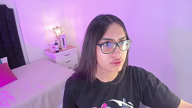 Snapshot of cherrylady_02 chatting on 10.17.25 cherrylady 02 online show from 10.17.25