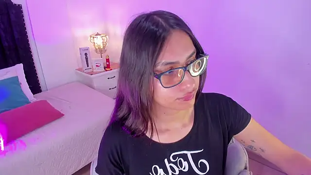 Snapshot of cherrylady_02 chatting on 10.28.25 cherrylady 02 online show from 10.28.25