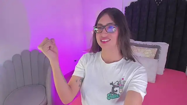 Snapshot of cherrylady_02 chatting on 12.14.25 cherrylady 02 online show from 12.14.25