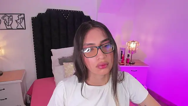 Snapshot of cherrylady_02 chatting on 12.15.25 cherrylady 02 online show from 12.15.25