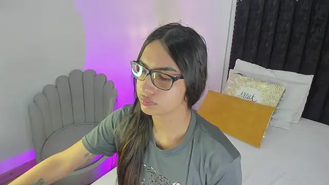 Snapshot of cherrylady_02 chatting on 12.21.25 cherrylady 02 online show from 12.21.25