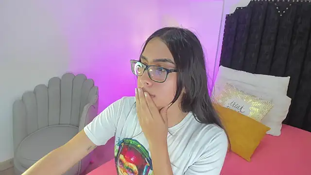 Snapshot of cherrylady_02 chatting on 12.22.25 cherrylady 02 online show from 12.22.25