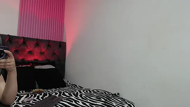 Snapshot of iam_kinky chatting on 10.27.25 iam kinky online show from 10.27.25