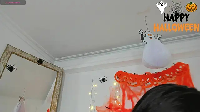 Snapshot of sofi_laane chatting on 10.30.25 sofi laane online show from 10.30.25