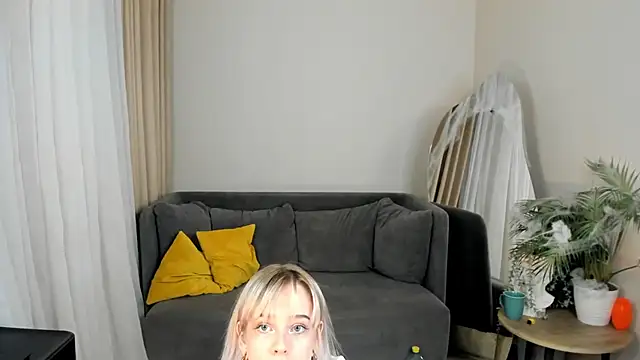 Snapshot of MayWins chatting on 11.02.25 MayWins online show from 11.02.25