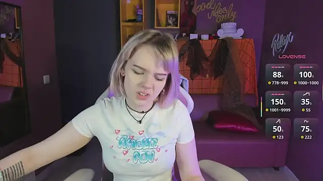 Snapshot of MayWins chatting on 11.29.25 MayWins online show from 11.29.25