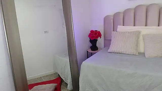 Snapshot of isa_bigassx chatting on 11.02.25 isa bigassx online show from 11.02.25