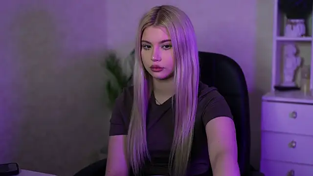 Snapshot of AshleyNikoo chatting on 09.30.25 AshleyNikoo online show from 09.30.25