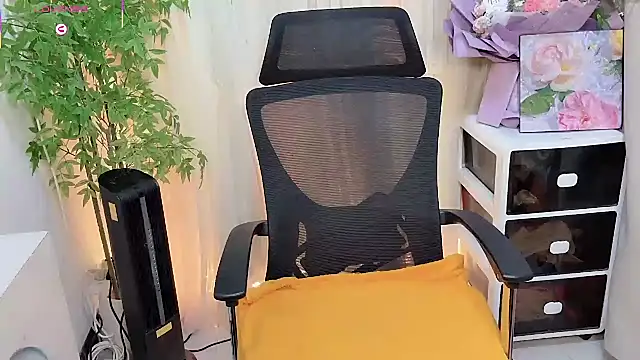 Snapshot of NEWONETO chatting on 02.04.26 NEWONETO online show from 02.04.26