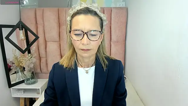 Issa Milf   online show from 05.28.26