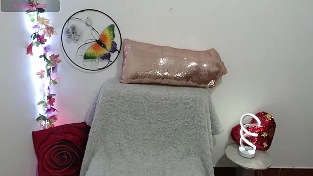 Snapshot of yourhornyjuliettee chatting on 10.09.25 yourhornyjuliettee online show from 10.09.25