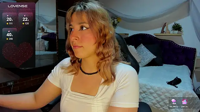 Snapshot of sophialyh_1 chatting on 10.30.25 sophialyh 1 online show from 10.30.25