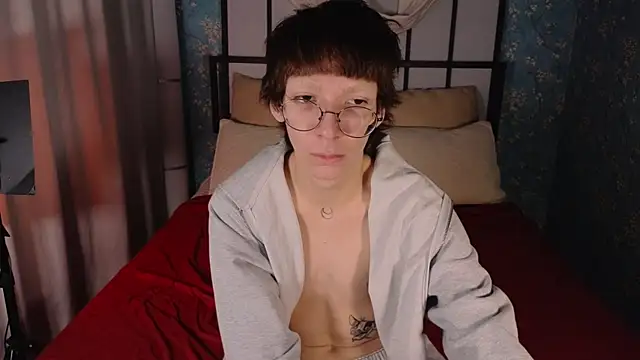 Snapshot of TommieHi chatting on 10.10.25 TommieHi online show from 10.10.25