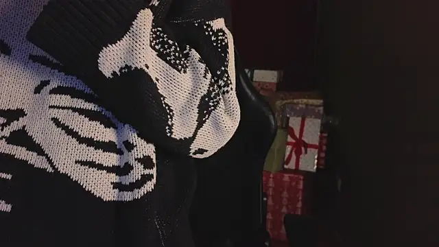 Snapshot of TommieHi chatting on 11.28.25 TommieHi online show from 11.28.25