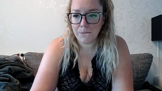 Snapshot of KittyClit chatting on 11.11.25 KittyClit online show from 11.11.25