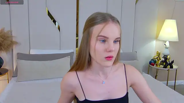 Snapshot of Lili_Lohan chatting on 11.10.25 Lili Lohan online show from 11.10.25