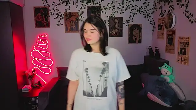 kira kick online show from 10.28.25