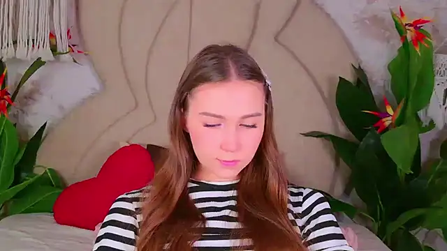 Snapshot of OliviaLay chatting on 11.10.25 OliviaLay online show from 11.10.25