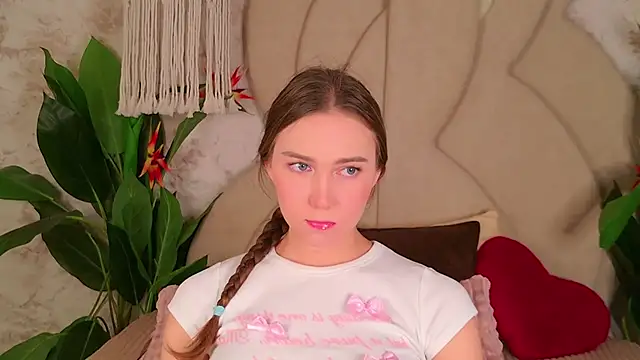 Snapshot of OliviaLay chatting on 11.16.25 OliviaLay online show from 11.16.25