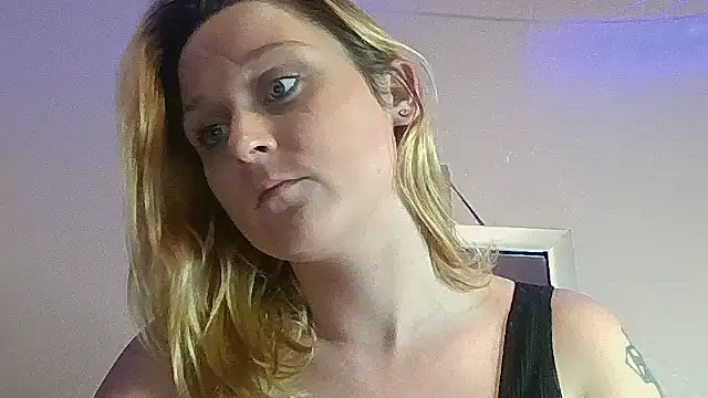 Snapshot of Queen2454 chatting on 10.16.25 Queen2454 online show from 10.16.25