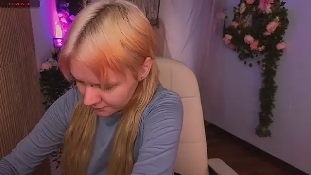 Snapshot of kitten_murray_ chatting on 11.04.25 kitten murray online show from 11.04.25