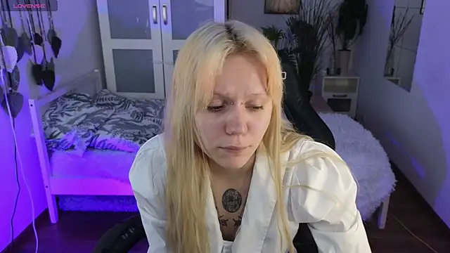 Snapshot of kitten_murray_ chatting on 11.08.25 kitten murray online show from 11.08.25