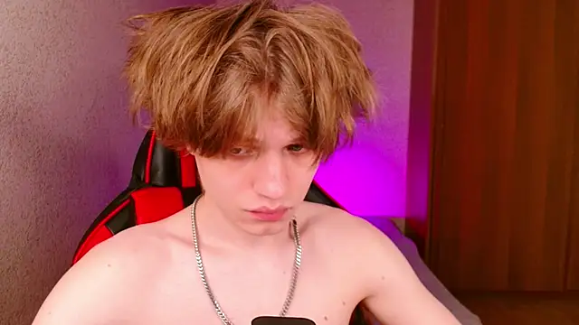 Snapshot of jeffreyue chatting on 10.29.25 jeffreyue online show from 10.29.25