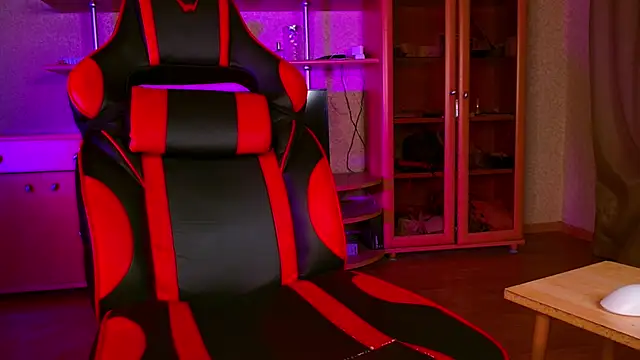 Snapshot of jeffreyue chatting on 11.13.25 jeffreyue online show from 11.13.25