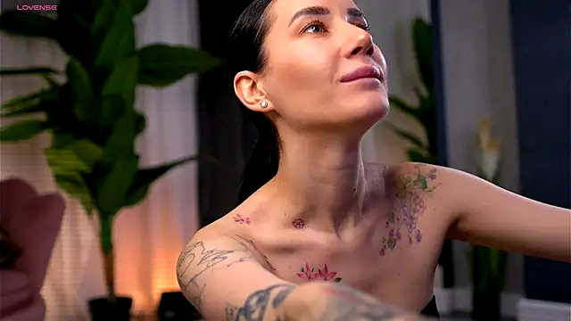 SerenaVelour online show from 11.27.25