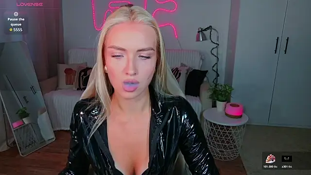 TessaGrays online show from 08.04.26