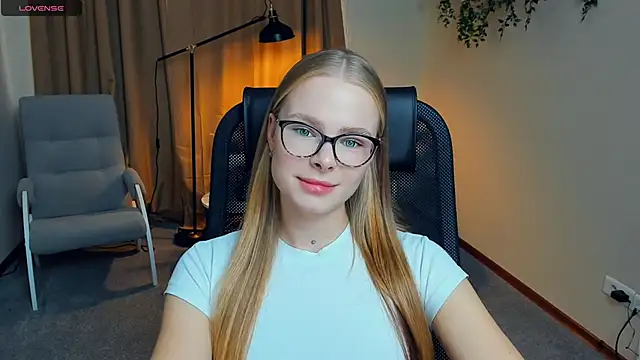 Snapshot of LibbyVenzeio chatting on 10.02.25 LibbyVenzeio online show from 10.02.25